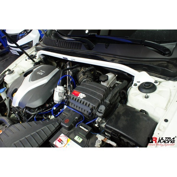 Toyota Hiace/H200 04+ UltraRacing 3-Point Rear Brace 1368