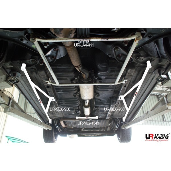 Mercedes GLK 08-15 UltraRacing 2-Point Front Upper Strut Bar
